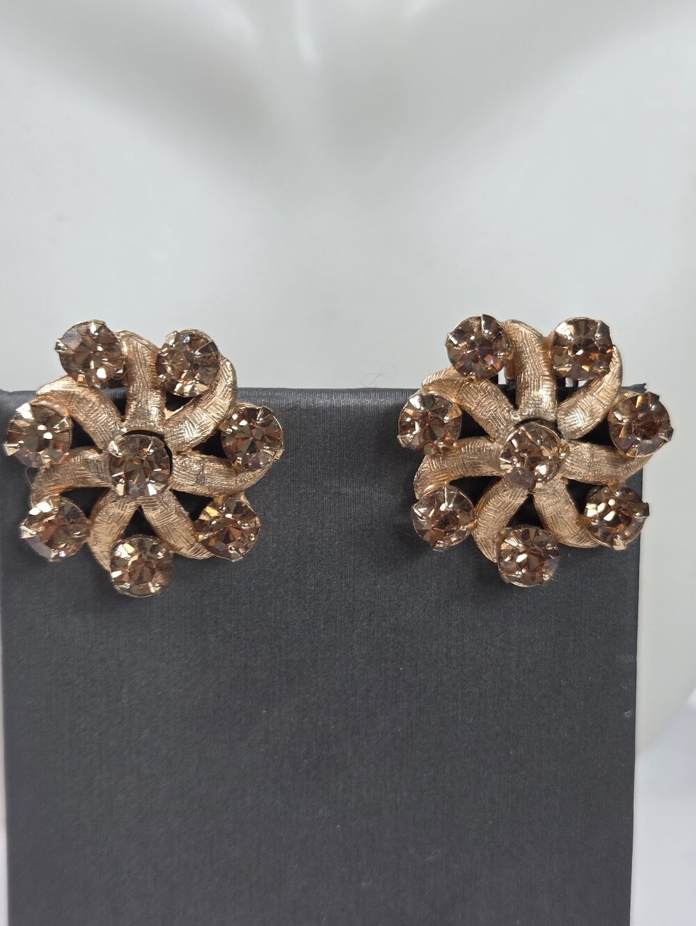 vtg pinwheel flower textured clip on earrings champagne glass rhinestones 50s